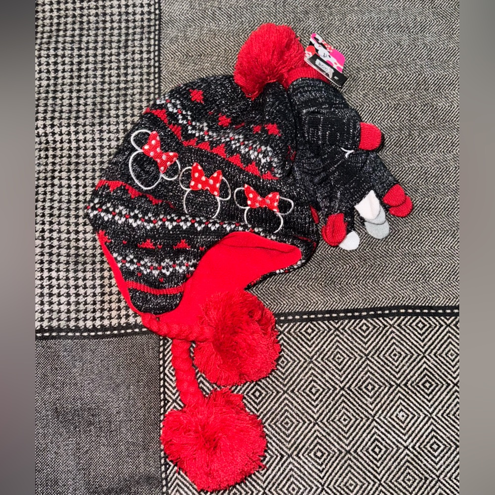 NWT Mickey Mouse hat & glove set